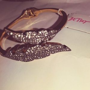 BETSEY JOHNSON FEATHER BANGLE BRACELET